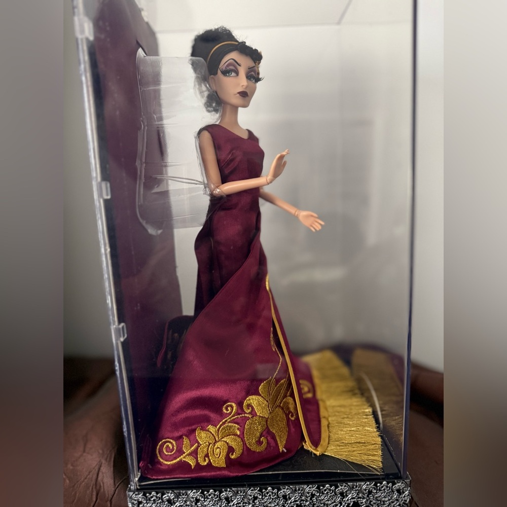 Disney Store Villains Designer Collection Mother Gothel Doll [Trendy Terror] - Picture 10 of 15